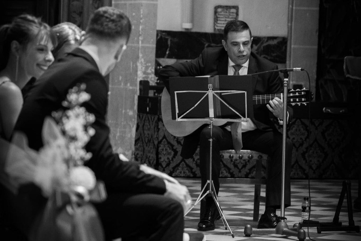 Felipe Sánchez con la guitarra durante una ceremonia de boda en una iglesia