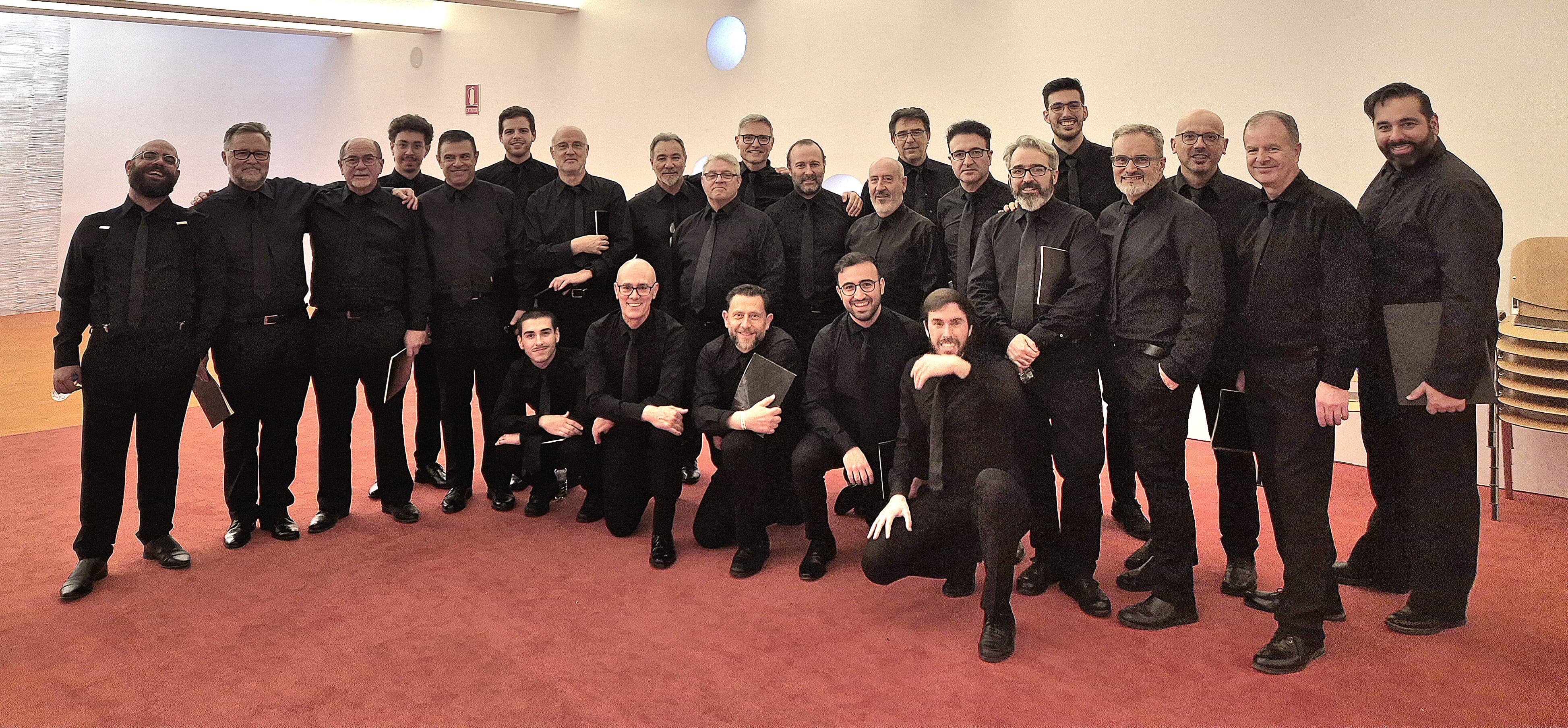 Felipe Sánchez junto al Coro de Cámara de Extremadura