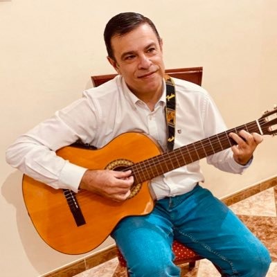 Felipe Sánchez tocando la guitarra