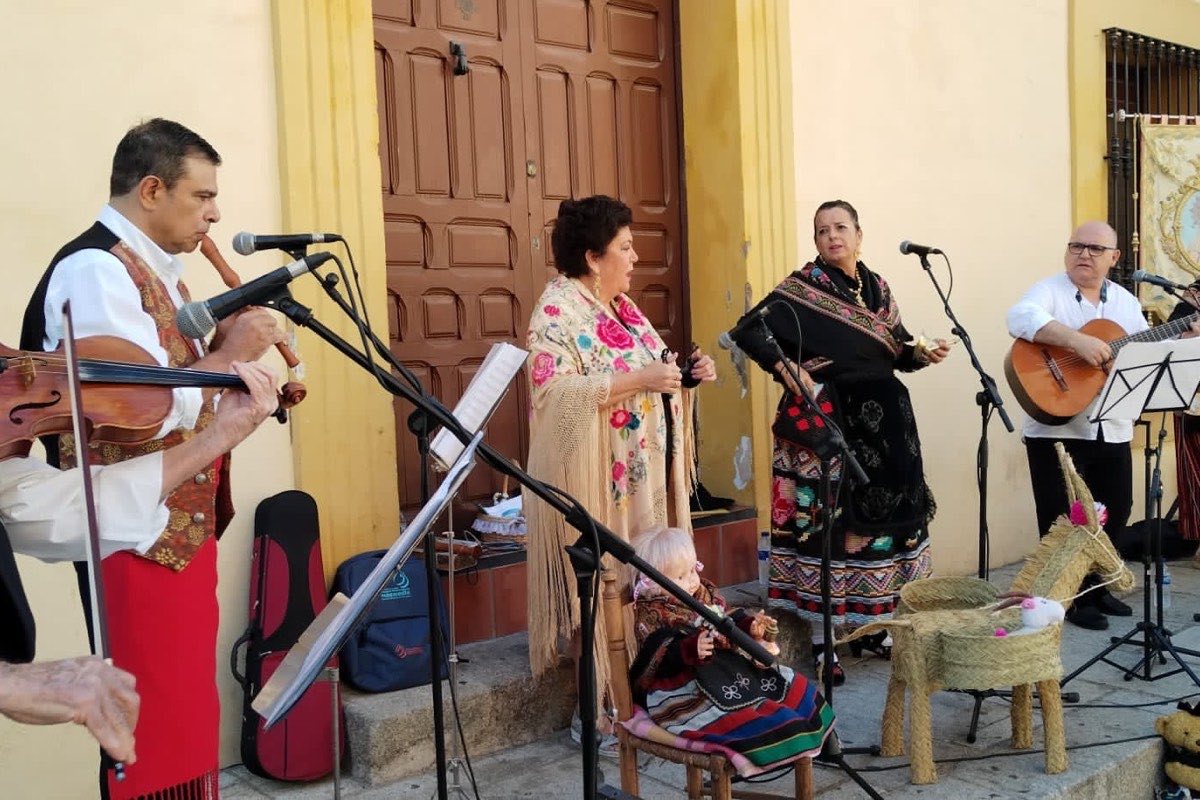 Felipe Sánchez tocando la flauta en una actuación de música tradicional extremeña